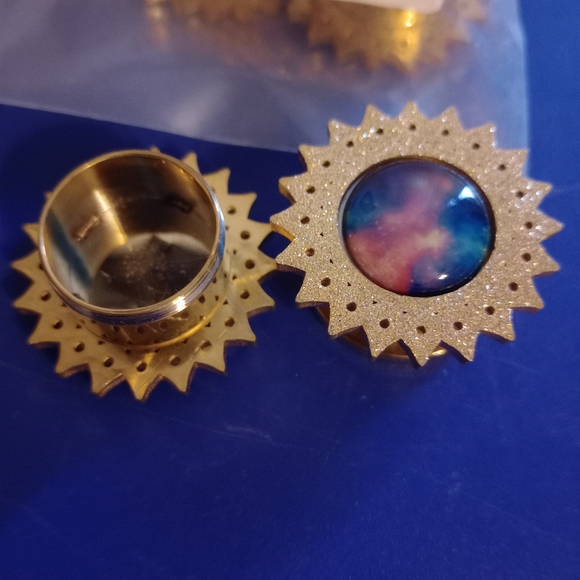 SPARKLING GALAXY GOLD SUN SCREW BACK TUNNELS - Picture 2 of 5